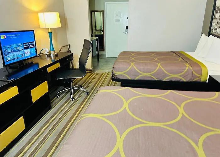 Delavan Inn And Suites
